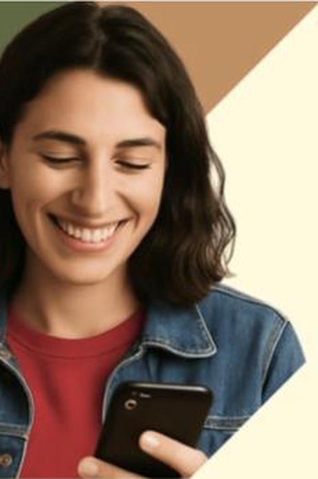 Cliente sorridente consultando a aprovação do crédito no celular